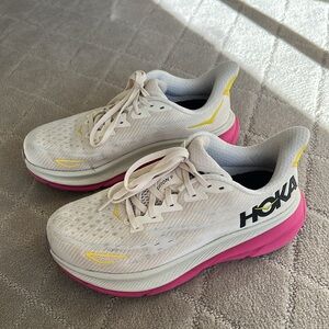 Hoka shoes women size 7b Clifton 9